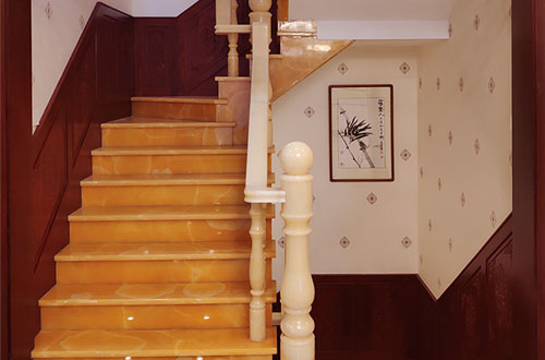 京山中式别墅室内汉白玉石楼梯的定制安装装饰效果