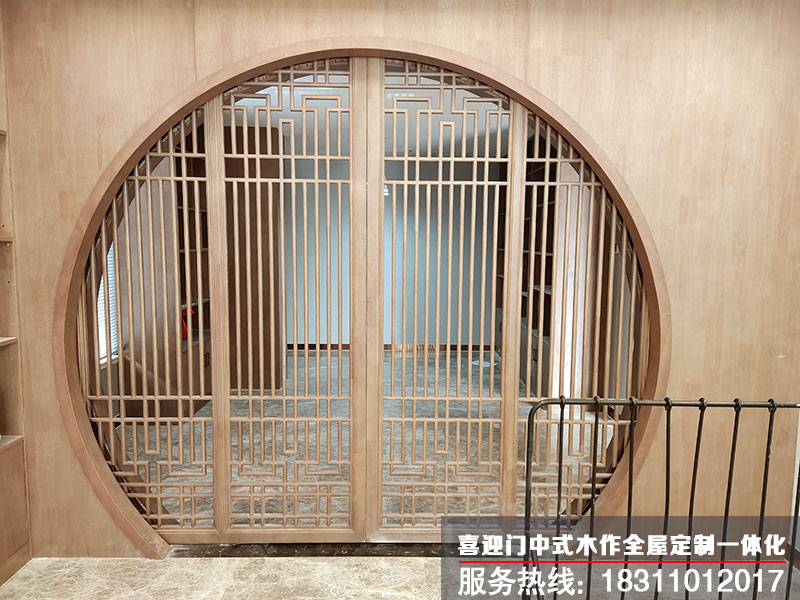 京山圆形造型的原木色中式推拉木门展示