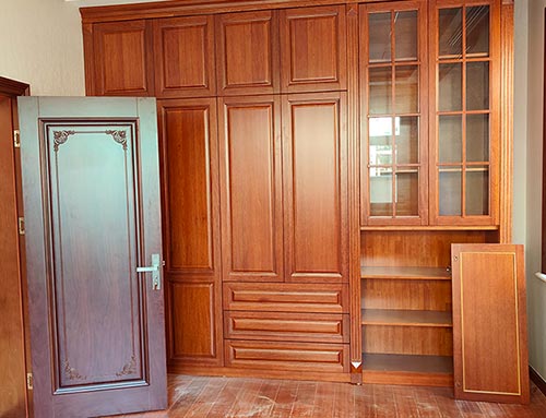 京山中式家庭装修里定制的实木衣柜效果图